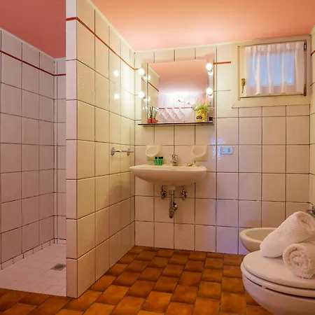Bellavista B Garten-appartement Mit Pool Апартаменты